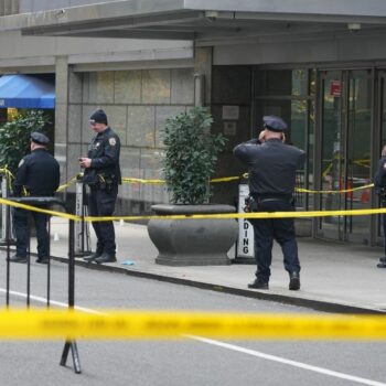 Le patron d'un géant de l'assurance santé, Brian Thompson, tué par balle en plein cœur de New York