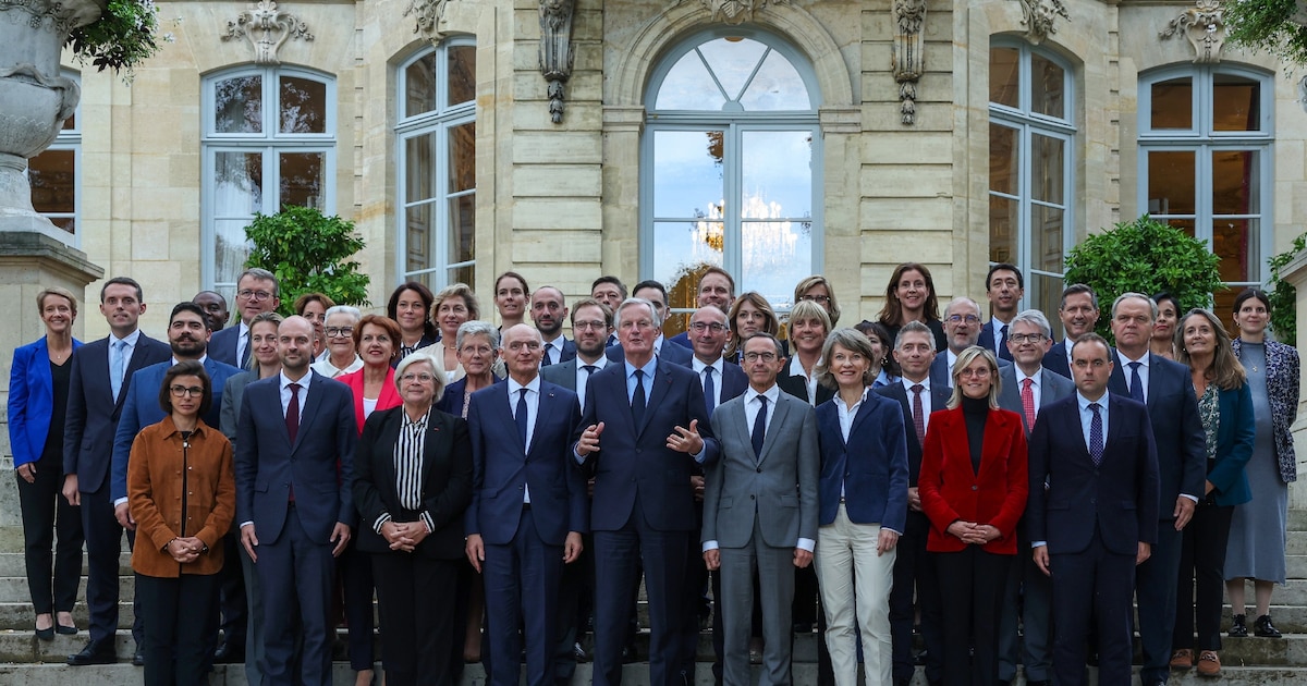 Le Premier ministre Michel Barnier (au centre, mains levées) entouré des membres de son gouvernement à l'issue d'un séminaire à Matignon, à Paris, le 27 septembre 2024