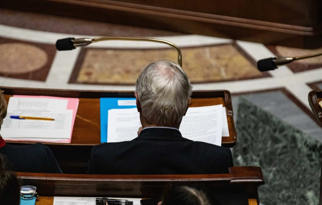 Barnier renversé, Emmanuel Macron veut (cette fois) vite le remplacer