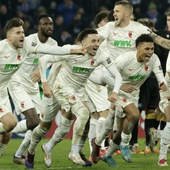 Turbulente Schlussphase: Augsburg nach Pokal-Krimi in Karlsruhe im Viertelfinale