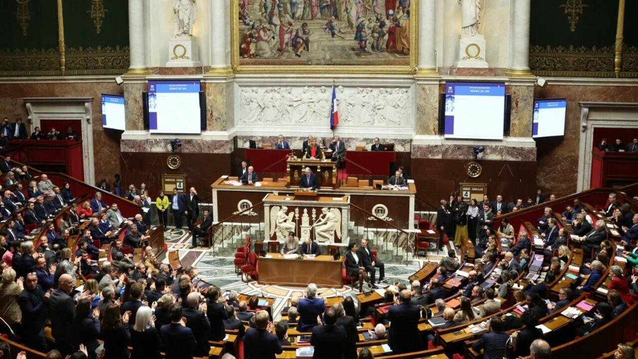 À l'Assemblée, les difficiles semaines de Michel Barnier, Premier ministre du "compromis"