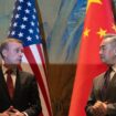 Le chef de la diplomatie chinoise Wang Yi (droite) et le conseiller à la sécurité nationale de Joe Biden, Jake Sullivan (gauche), à Pékin, le 27 août 2024