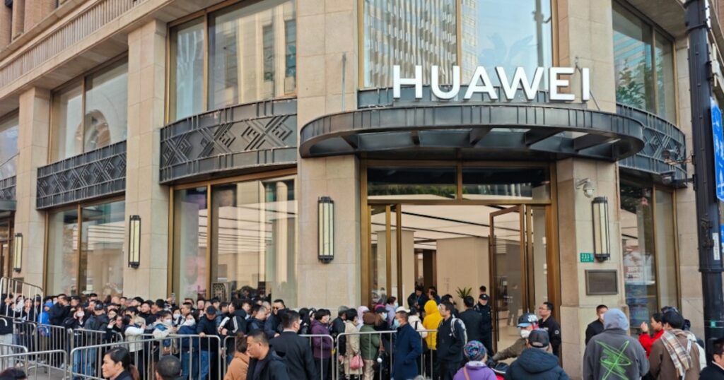 La file d'attente devant un magasin Huawei à Shanghai, en Chine, le 26 November 2024, à l'occasion de la sortie du smartphone Mate 70.