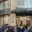 La file d'attente devant un magasin Huawei à Shanghai, en Chine, le 26 November 2024, à l'occasion de la sortie du smartphone Mate 70.