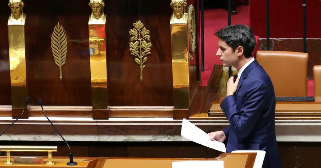 Le président du groupe des députés Ensemble pour la République Gabriel Attal, se prépare s'exprimer avant le vote sur la censure du gouvernement à l'Assemblée nationale à Paris, le 4 décembre 2024