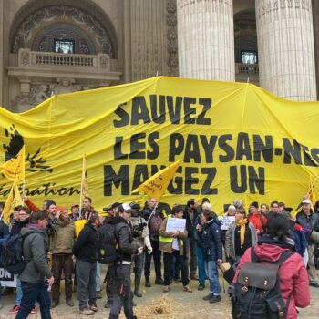 Colère des agriculteurs : environ 200 personnes présentes devant le Grand Palais à Paris pour une action coup de poing