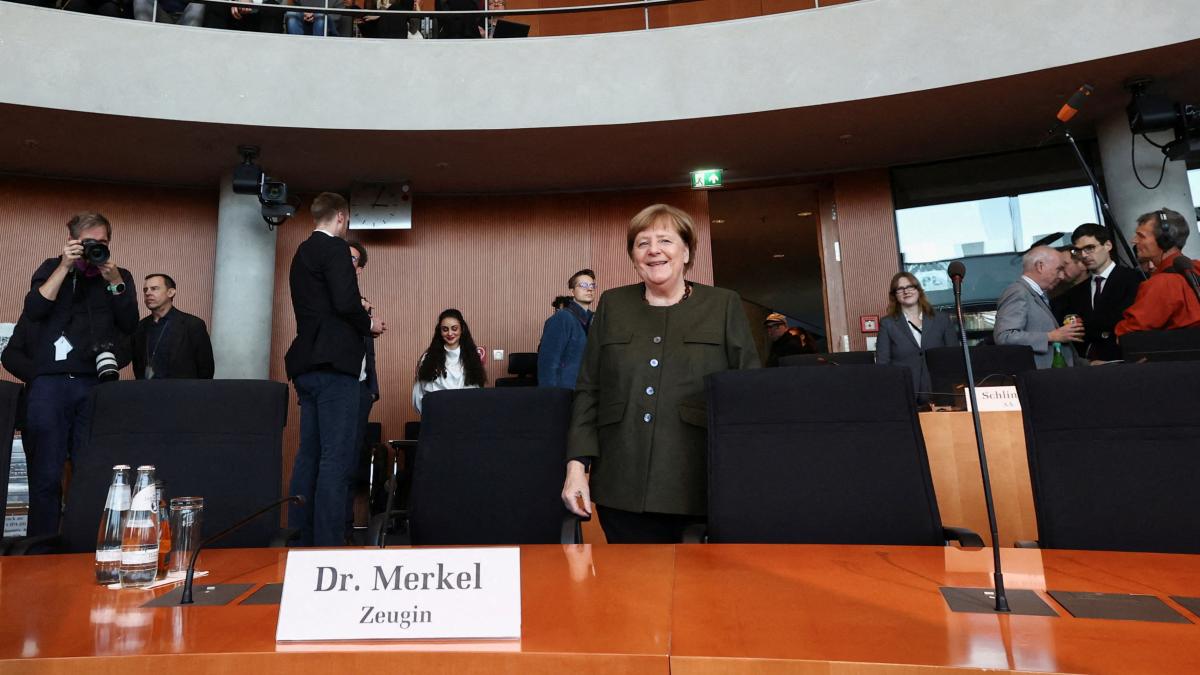 „War das schon die Frage?“, kontert Merkel gleich zu Beginn