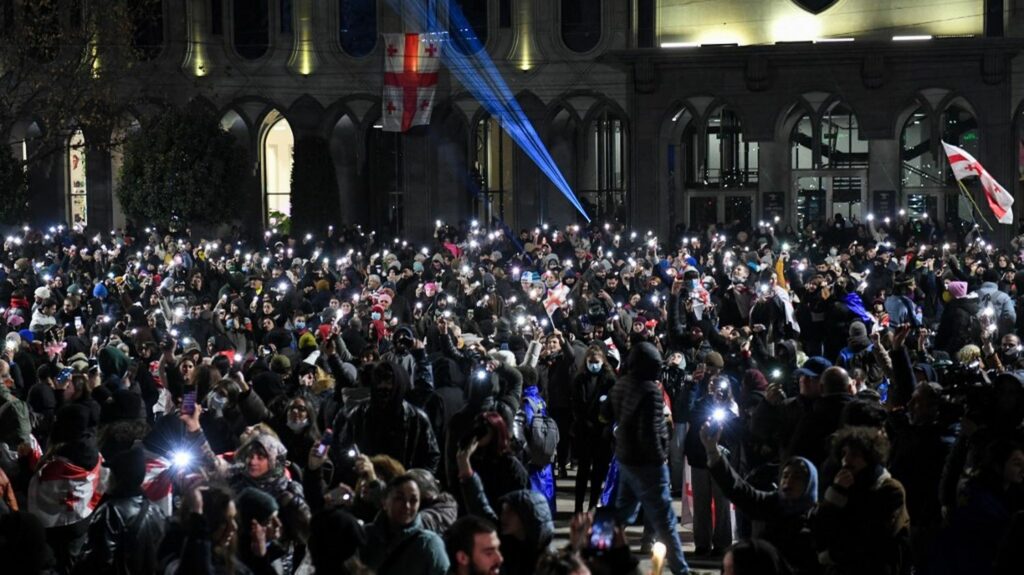 Crise politique en Géorgie : nouvelles manifestations pro-Union européenne, malgré les menaces croissantes du pouvoir