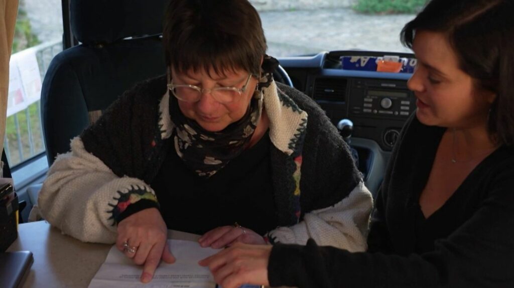 Services publics : un camion France services aide les habitants isolés à réaliser leurs démarches administratives numériques