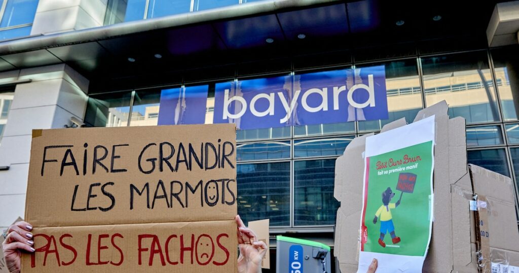 Les employés de Bayard s'opposaient à l'embauche d'Alban du Rostu comme directeur de la stratégie et du développement du groupe, poste nouvellement créé. Ce dernier est un ancien collaborateur du milliardaire catholique conservateur Pierre-Edouard Stérin, qui a échoué cette année à racheter l'hebdomadaire Marianne.