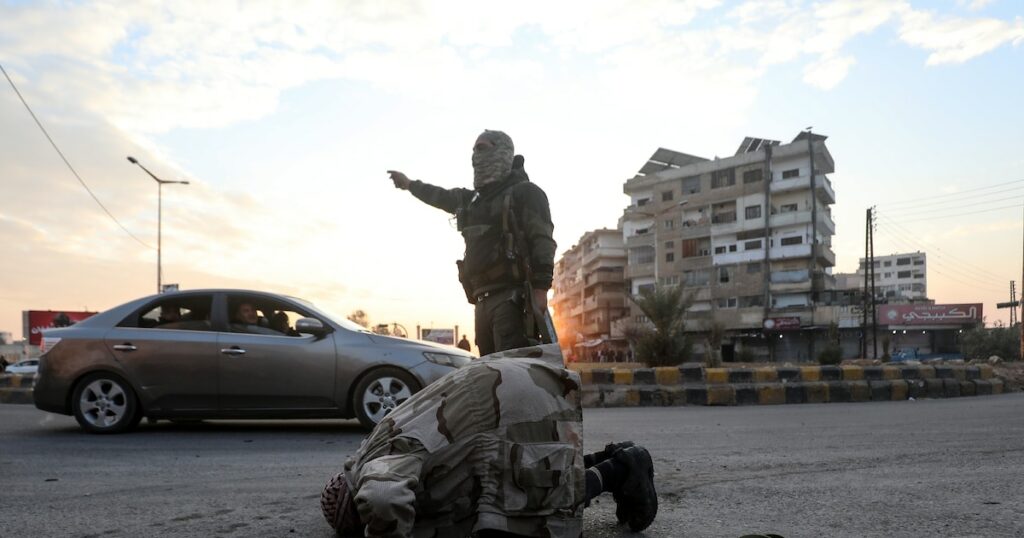 Des combattants rebelles dans la ville de Hama, prise par leurs forces dans le centre de la Syrie, le 5 décembre 2024