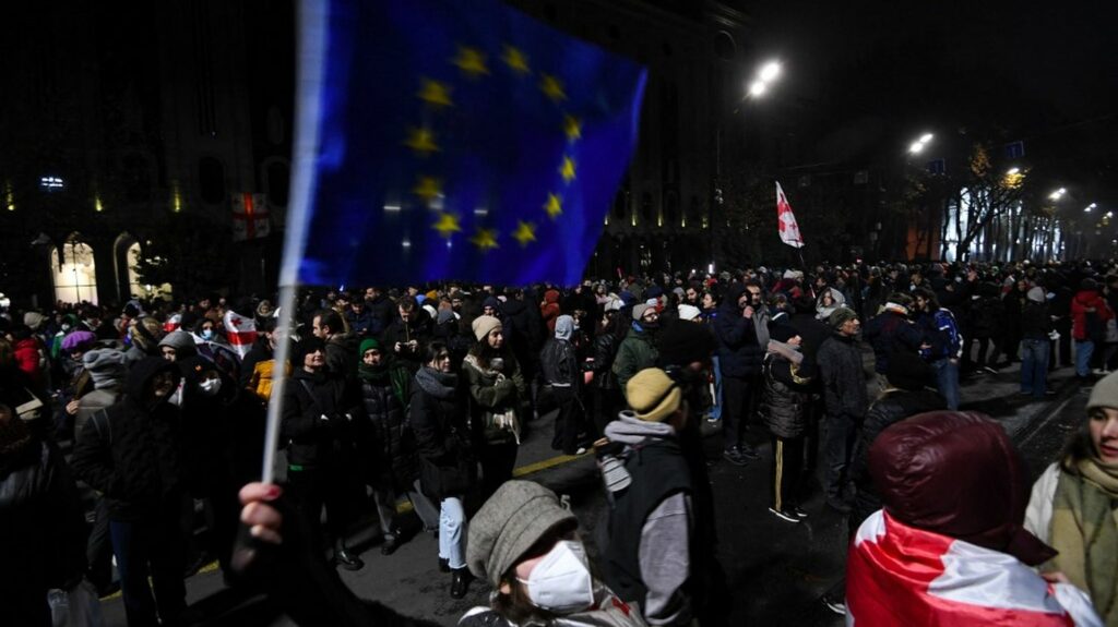 Crise politique en Géorgie : la France, l'Allemagne et la Pologne condamnent "l'usage disproportionné de la force" par le pouvoir contre les manifestations