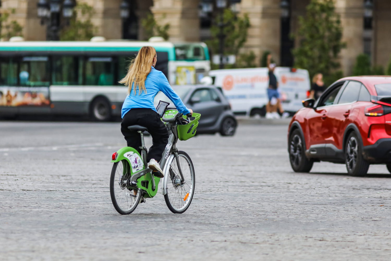 Trop de cyclistes oublient ce geste obligatoire - c'est dangereux et ça peut coûter cher