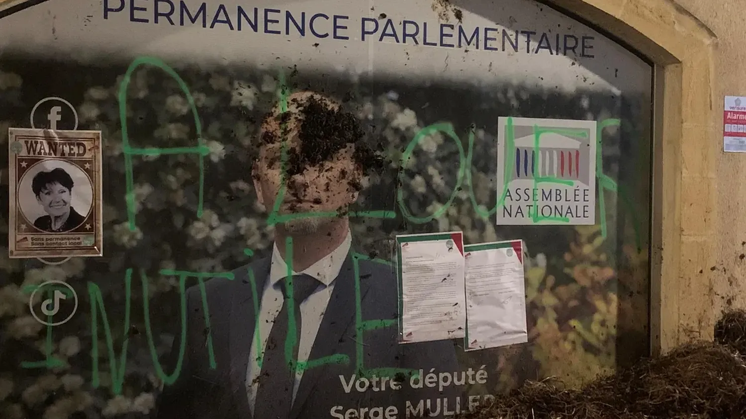 Dordogne : la permanence d'un député RN dégradée par des agriculteurs après son vote pour la motion de censure