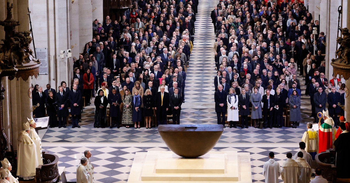 Des invités se tiennent debout lors d'une cérémonie marquant la réouverture de la cathédrale Notre-Dame, dans le centre de Paris, le 7 décembre 2024.