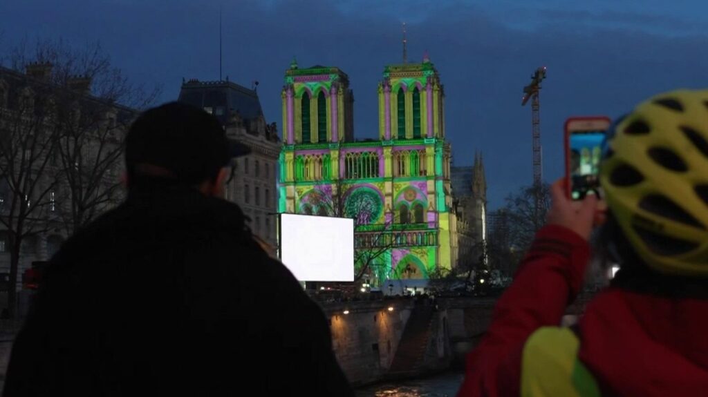 Réouverture de Notre-Dame de Paris : les touristes et Parisiens impatients avant la cérémonie