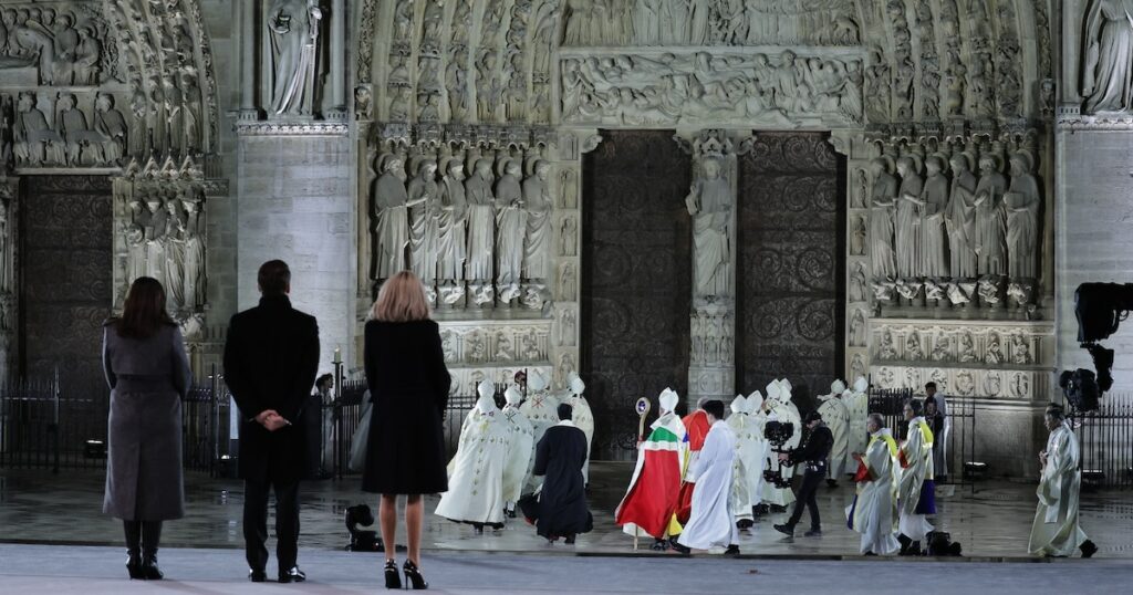 (g-d) La maire de Paris, Anne Hidalgo, le président Emmanuel Macron et son épouse Brigitte Macron devant Notre-Dame de Paris alors que l'archevêque de Paris, Mgr Ulrich, se dirige vers les portes de la cathédrale lors de la cérémonie pour sa réouverture officielle, le 7 décembre 2024 à Paris