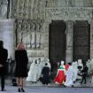 (g-d) La maire de Paris, Anne Hidalgo, le président Emmanuel Macron et son épouse Brigitte Macron devant Notre-Dame de Paris alors que l'archevêque de Paris, Mgr Ulrich, se dirige vers les portes de la cathédrale lors de la cérémonie pour sa réouverture officielle, le 7 décembre 2024 à Paris