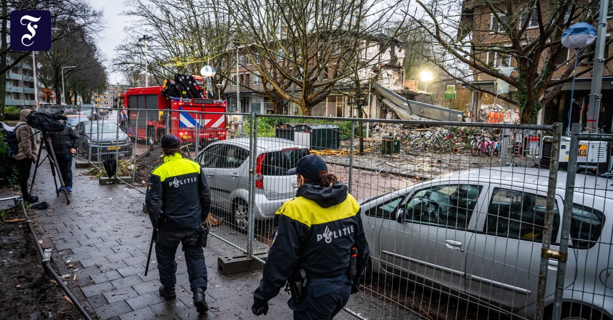 Rettungskräfte suchen in den Trümmern weiter nach Vermissten