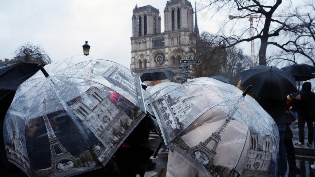 Réouverture de Notre-Dame de Paris : la première messe accueillant du public débute à 18h30