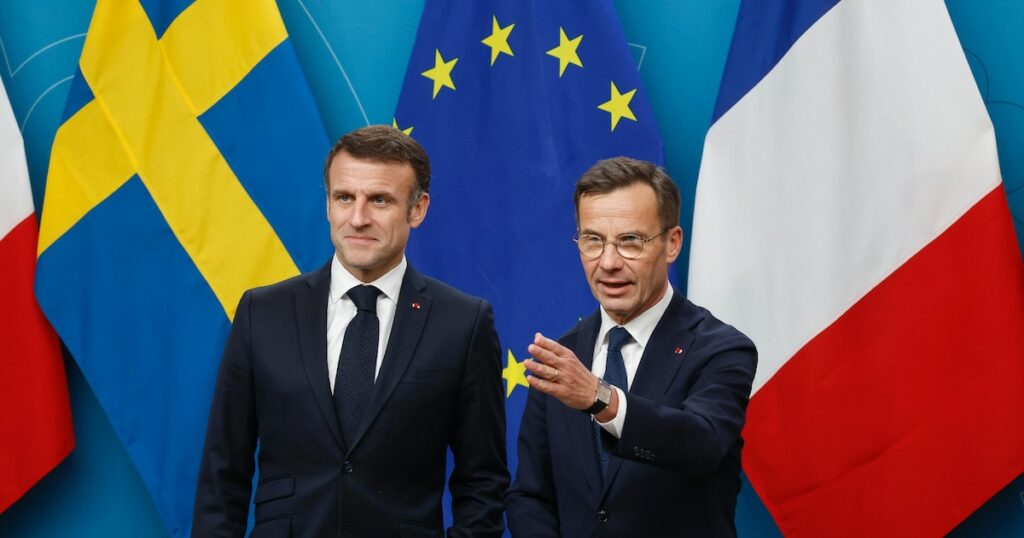 Le Premier ministre suédois Ulf Kristersson (à droite) et le président français Emmanuel Macron lors d'une conférence de presse à Stockholm, le 30 janvier 2024