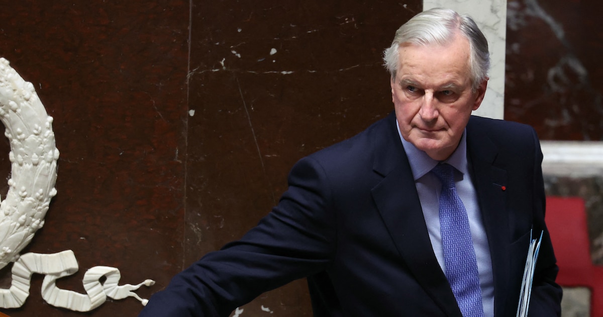 Le Premier ministre français Michel Barnier fait un geste après le résultat du vote de défiance contre son gouvernement à l'Assemblée nationale à Paris le 4 décembre 2024. Les députés français ont voté l'éviction de son gouvernement après seulement trois mois au pouvoir, une décision qui aggrave la crise politique dans le pays. L'Assemblée nationale française votait deux motions déposées par la coalition française de gauche Nouveau Front Populaire (NFP) et le parti d'extrême droite Rassemblement National (RN) dans une impasse sur le budget d'austérité de 2025, qui a vu le Premier ministre français faire passer un projet de loi de financement de la sécurité sociale sans vote (article 49.3) le 2 décembre 2024.