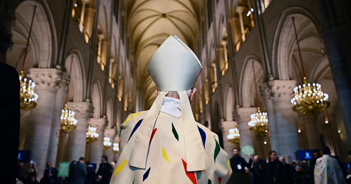 Peu avant le début de la première messe célébrée à Notre-Dame de Paris depuis l'incendie d'avril 2019, le 8 décembre 2024