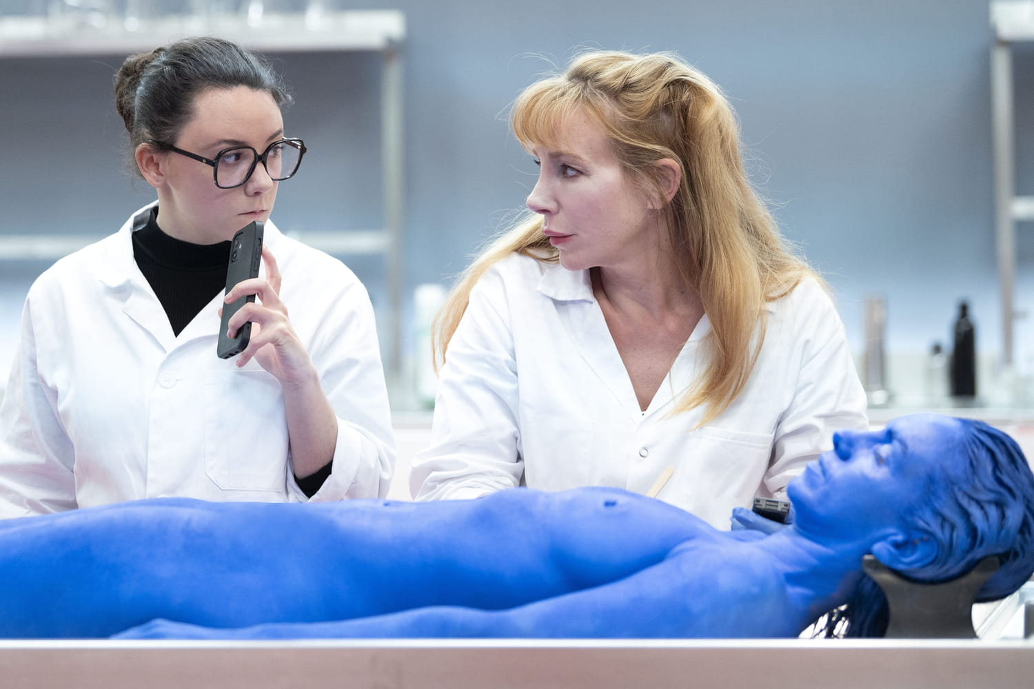 Alexandra Ehle : le corps d'une femme nue peint en bleu et un homme momifié... La série est toujours aussi glauque