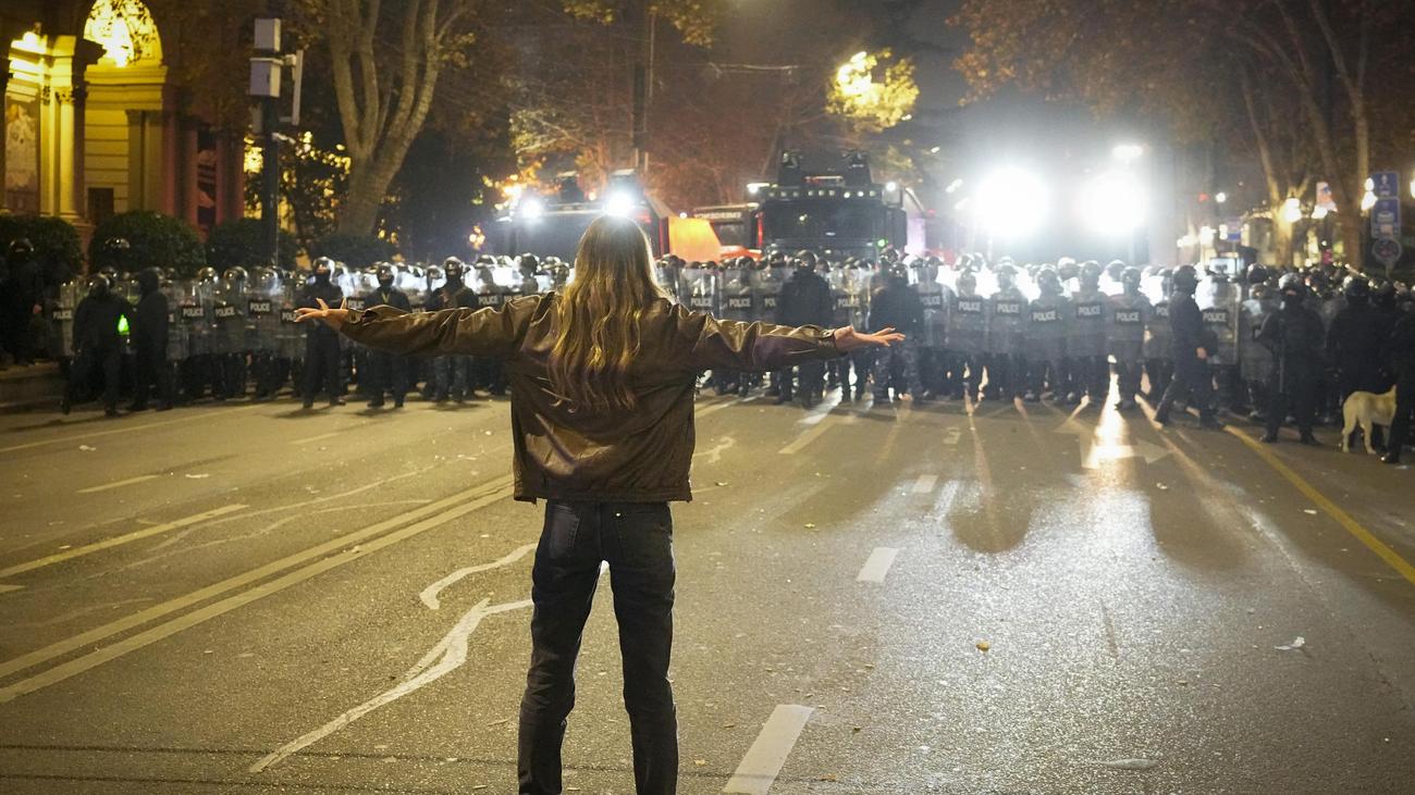 Proteste in Georgien: Tausende Georgier demonstrieren erneut gegen die Regierung