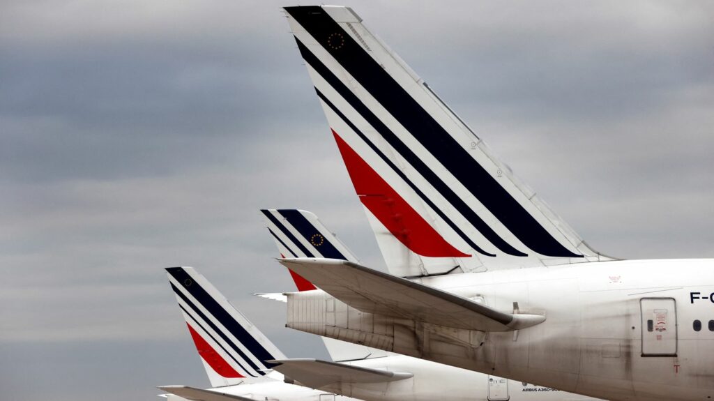 "L'aile était proche de taper le sol" : un avion rate son atterrissage à Caen en pleine tempête Darragh et fait demi-tour vers Paris