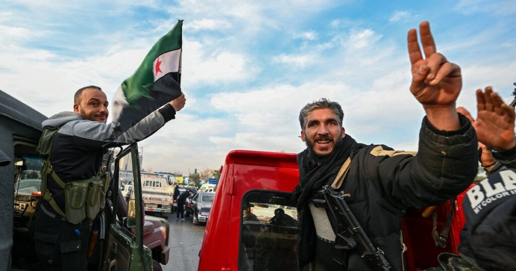 Des combattants anti-gouvernementaux arrivent sur la place des Omeyyades à Damas le 8 décembre 2024. Les rebelles islamistes ont déclaré avoir pris Damas lors d'une offensive éclair le 8 décembre, faisant fuir le président Bachar el-Assad et mettant fin à cinq décennies de règne du Baas en Syrie.