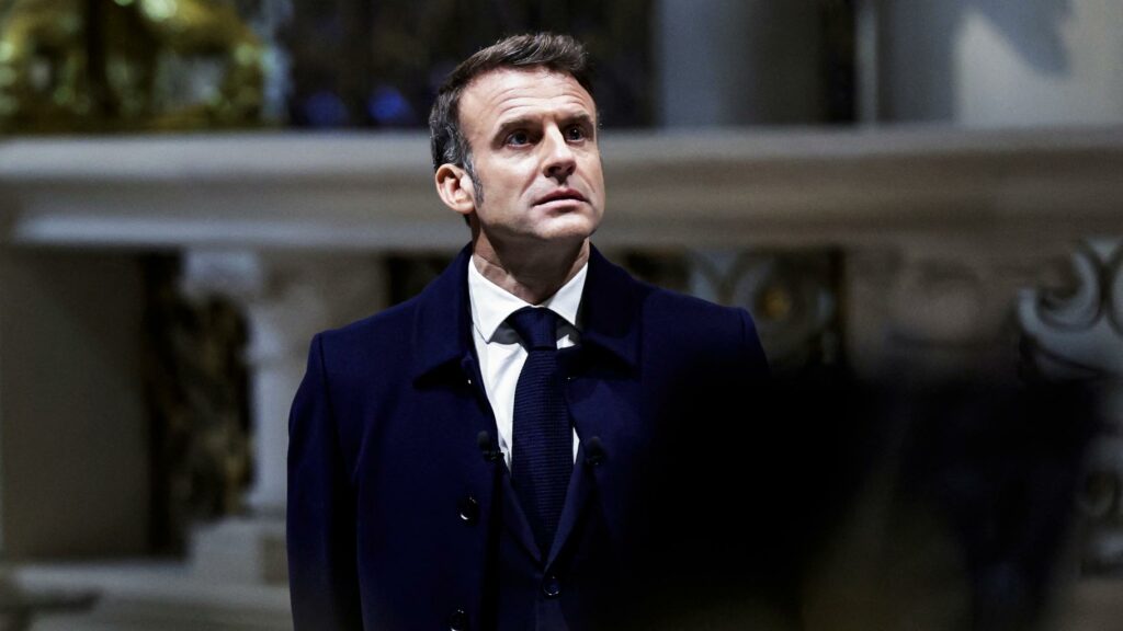 À la recherche d’un Premier ministre, Emmanuel Macron est-il (vraiment) en train de changer de méthode ?