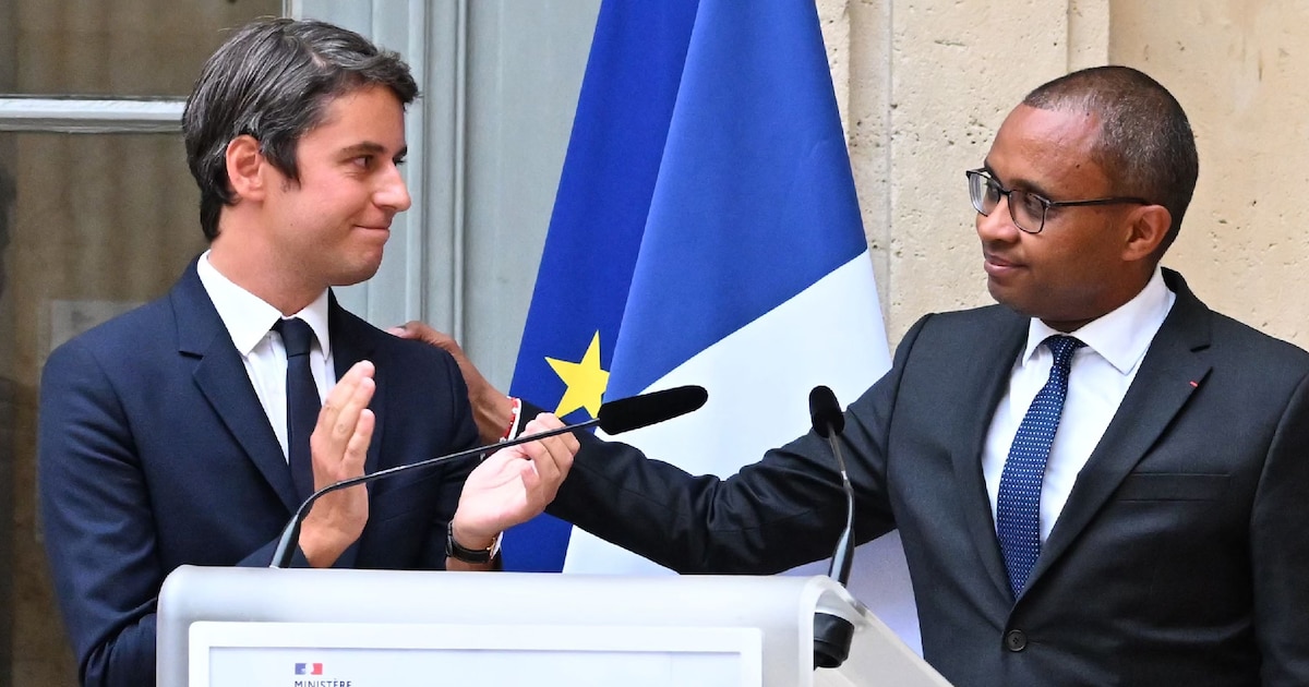 Gabriel Attal (g), nouveau ministre de l'Education, lors de la passation de pouvoir avec son prédécesseur Pap Ndiaye, le 20 juillet 2023 à Paris