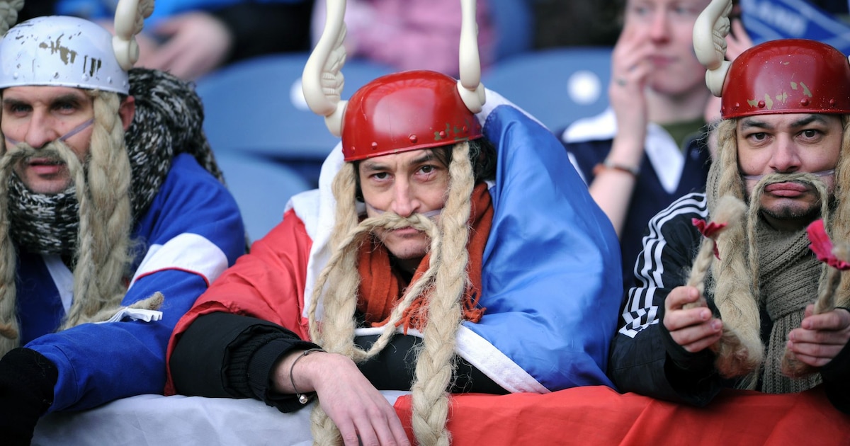 Sous l'Antiquité, les notables gaulois avaient été les premiers à adopter le latin, afin d'occuper les meilleures places dans l'administration romaine (ici, des supporteurs de rugby français).