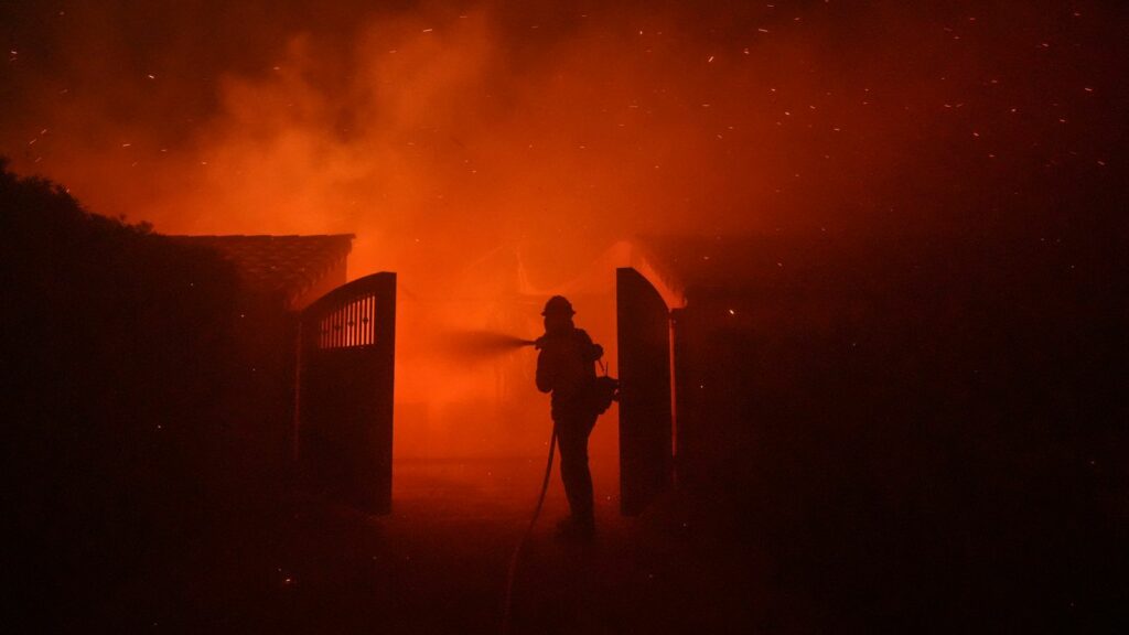 A Los Angeles County firefighter battles the Franklin Fire at Pepperdine University in Malibu, Calif., Tuesday, Dec. 10, 2024. (AP Photo/Jae C. Hong)