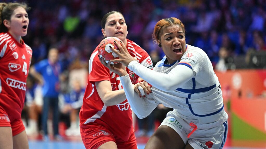 Euro de handball : déjà qualifiées pour les demi-finales, les Bleues s'imposent face aux Hongroises et terminent premières de leur groupe