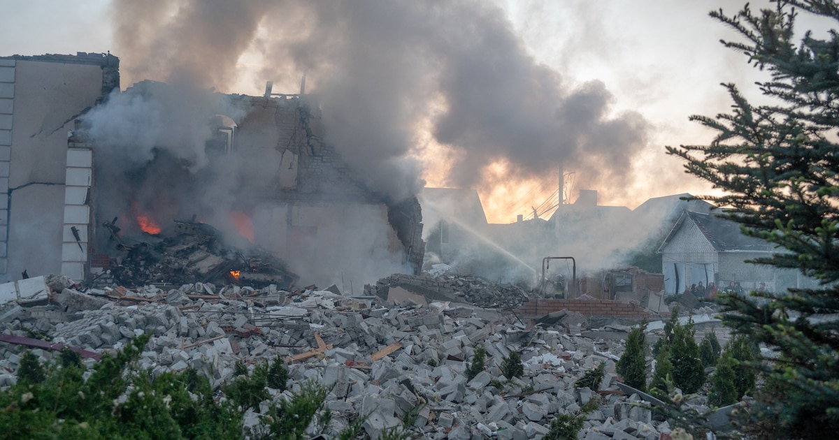 Les conséquences de l'explosion d'un missile russe dans une zone à Kharkiv, en Ukraine, le 10 mai 2024.