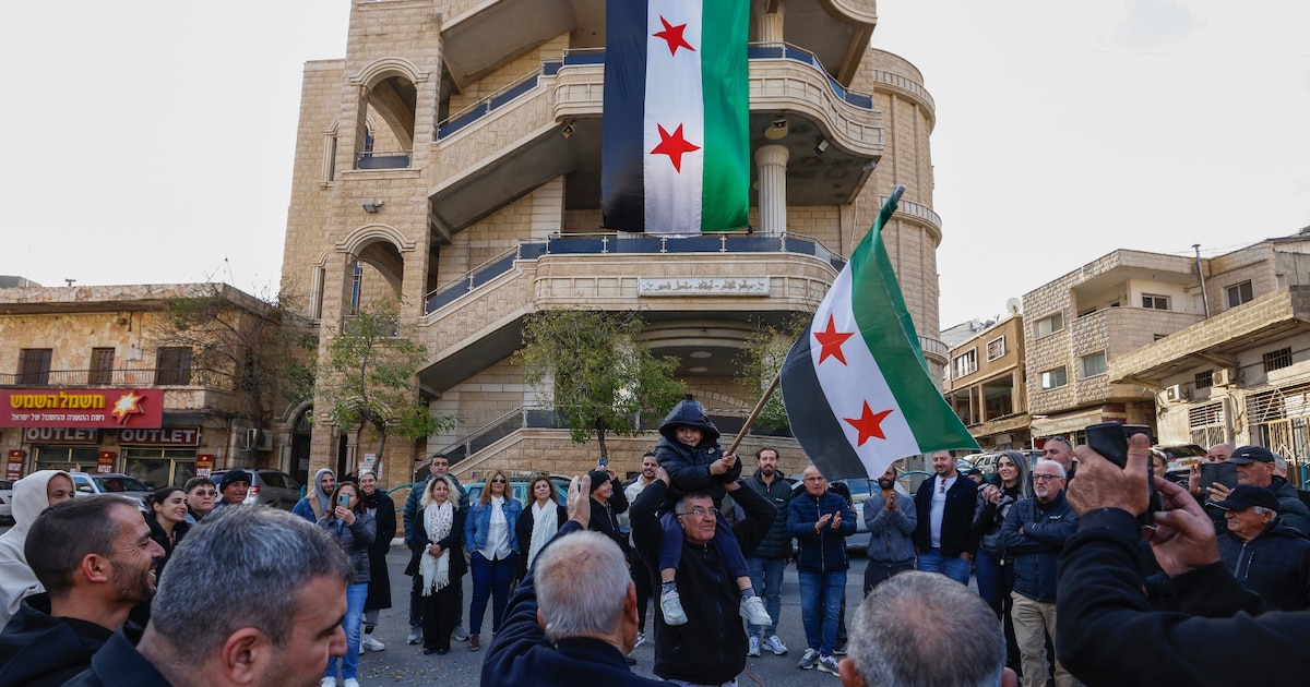 Les habitants de la ville druze de Majdal Shams, sur le plateau du Golan syrien annexé par Israël, après la chute du président Bachar al-Assad, le 8 décembre 2024