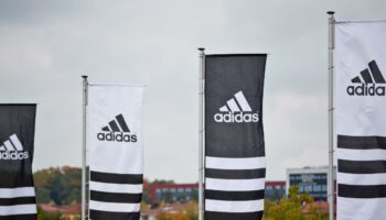 Just an dem Tag, an dem Messi zu Besuch ist, reiten die Steuerfahnder bei Adidas ein