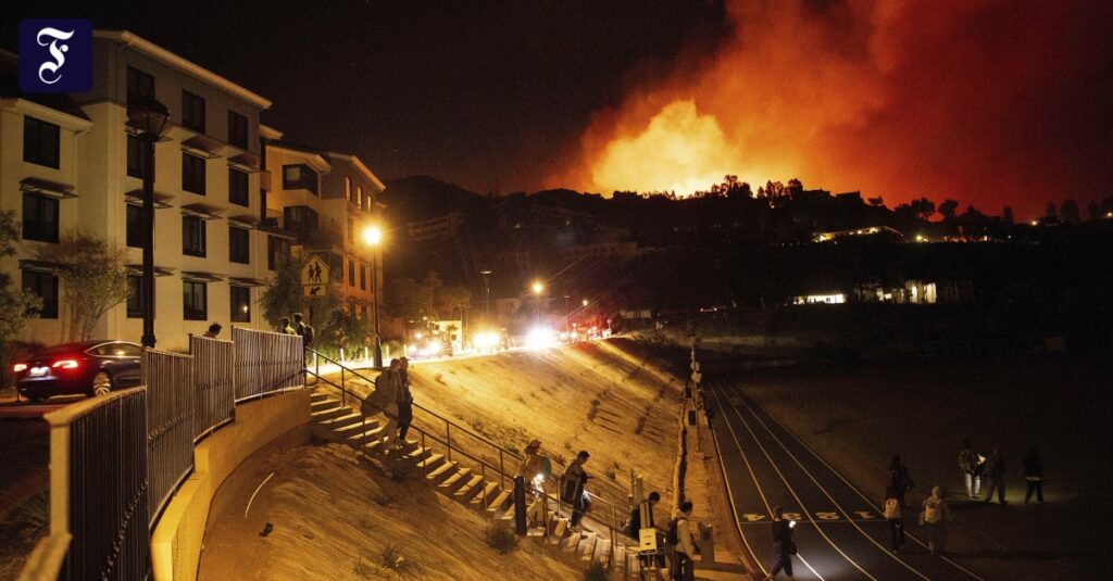 USA: Auch Promis flüchten vor Waldbrand in Malibu