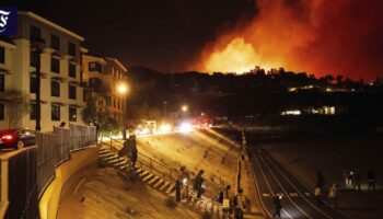 USA: Auch Promis flüchten vor Waldbrand in Malibu