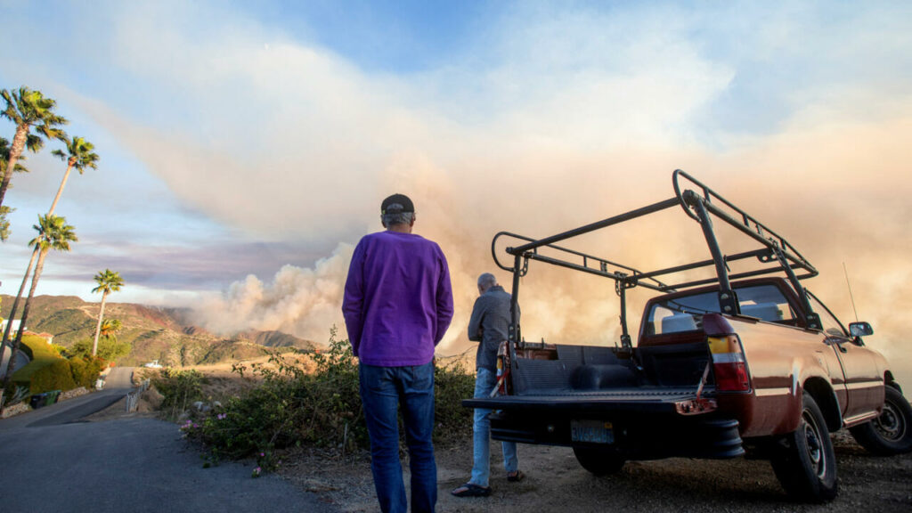 En Californie, des milliers de personnes évacuées de Malibu, ravagée par les flammes