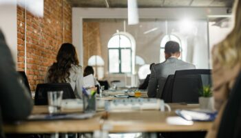 Les deux tiers des femmes ont déjà subi du sexisme au travail et neuf sur dix s'auto-déprécient, selon un sondage