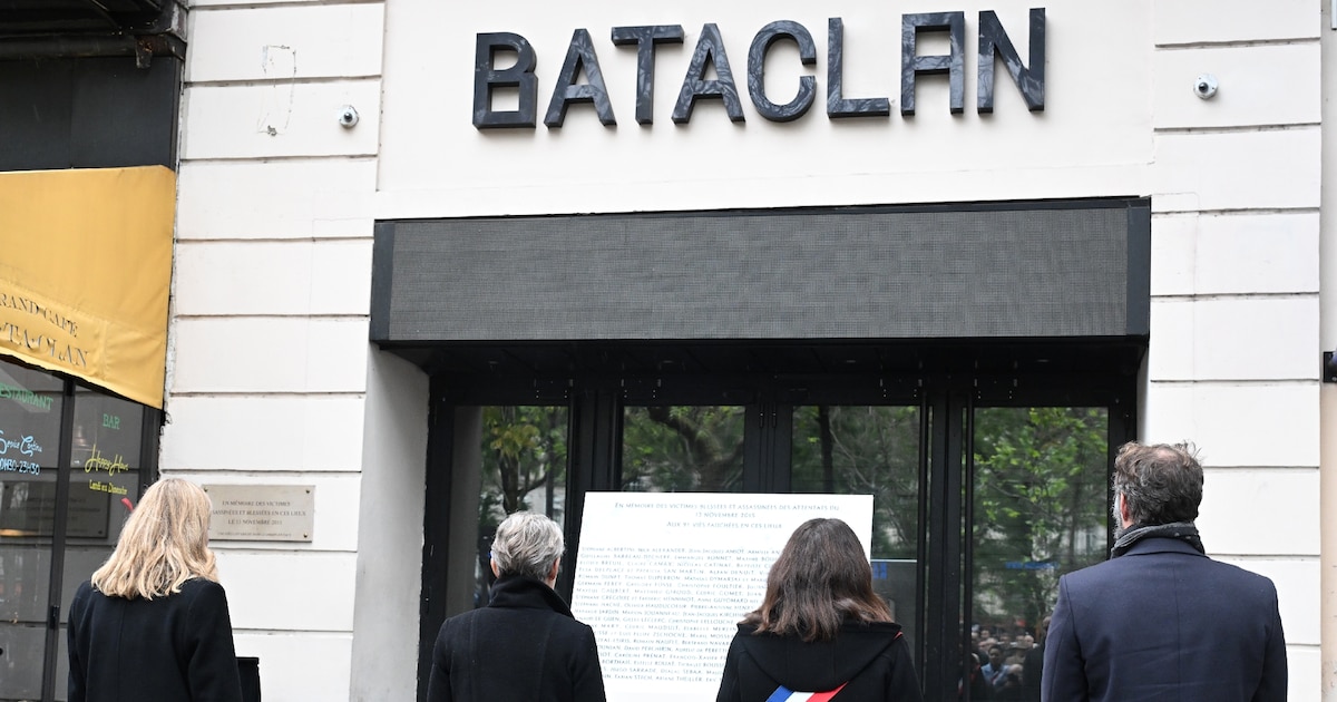 De gauche à droite, la présidente de l'Assemblée nationale Yaël Braun-Pivet, la Première ministre Elisabeth Borne, la maire de Paris Anne Hidalgo, le président de l'association Life for Paris Arthur Dénouveaux, se recueillent devant le Bataclan visé la par les attaques terroristes novembre 2015, à Paris le 13 novembre 2023