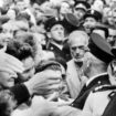 le général de Gaulle serre de nombreuses mains sur le parcours entre l'aérodrome et Rennes, où il vient, le 20 septembre 1958, présenter le projet de la nouvelle Constitution et inciter les Français à voter "OUI" au réferendum du 28 septembre 1958. Ce réferendum donnera naissance à la Vème République. La nouvelle Constitution qui réduit le pouvoir du Parlement et renforce celui du président, qui sera désormais élu au suffrage universel, a été approuvée à 82,60 % des suffrages exprimés.