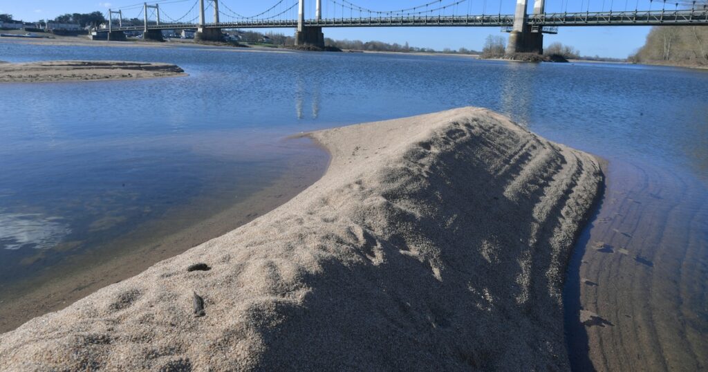 This picture taken on February 26, 2023, shows the sand banks in the Loire River, in Montjean-sur-Loire, near Angers, western France. (Photo by JEAN-FRANCOIS MONIER / AFP)