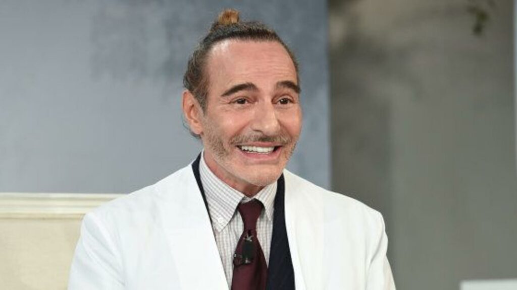 John Galliano quitte avec fracas la Maison Margiela et alimente le mystère sur la suite de sa carrière