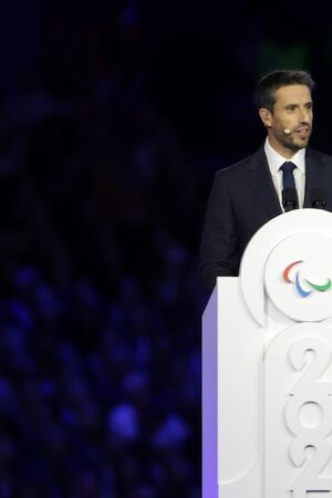 Tony Estanguet, le président du Comité d'organisation des Jeux olympiques et paralympiques de Paris-2024, et Andrew Parsons (à gauche), président du Comité paralympique international, lors de la cérémonie de clôture des Paralympiques, le 8 septembre 2024 au Stade de France