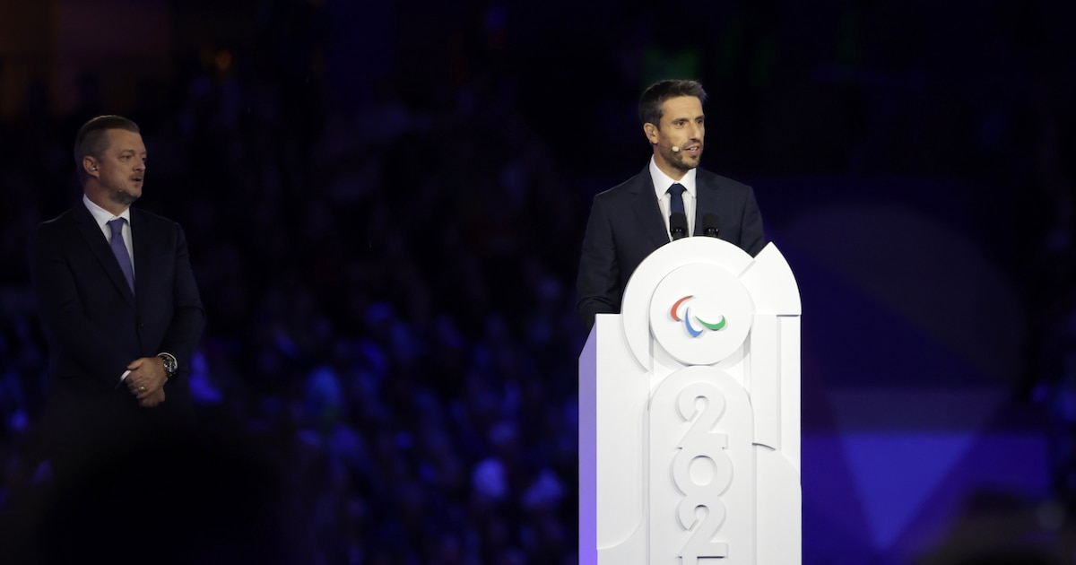 Tony Estanguet, le président du Comité d'organisation des Jeux olympiques et paralympiques de Paris-2024, et Andrew Parsons (à gauche), président du Comité paralympique international, lors de la cérémonie de clôture des Paralympiques, le 8 septembre 2024 au Stade de France