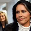 L'ancienne membre démocrate du Congrès d'Hawaï, Tulsi Gabbard, candidate du président élu américain Donald Trump au poste de directrice du renseignement national, arrive pour une réunion avec le sénateur Mike Rounds (R-SD) dans le Hart Senate Office Building sur Capitol Hill le 09 décembre 2024 à Washington, DC.